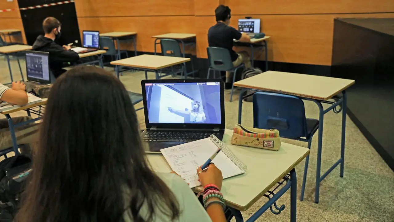 Archivo - Una alumna atiende desde su ordenador a una clase semipresencial 
