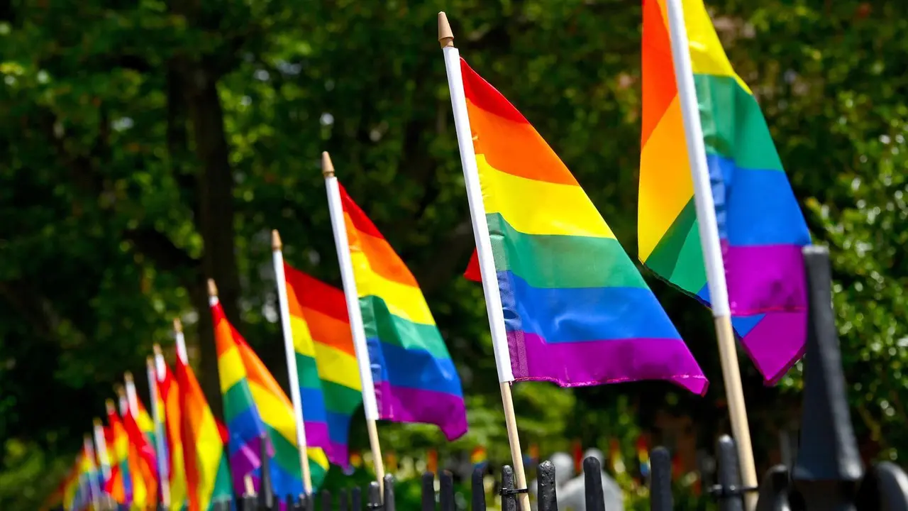 Archivo - Banderas LGTBI.