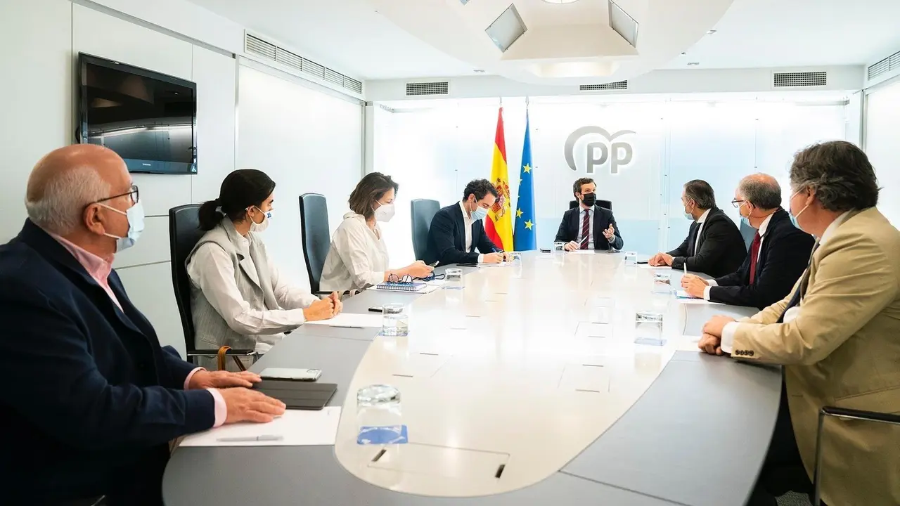 El l&iacute;der del PP, Pablo Casado, se re&uacute;ne con el equipo jur&iacute;dico del PP para preparar el recurso del PP contra los indultos a los condenados por el 'proc&eacute;s'. En Madrid, a 25 de  junio de 2021.
