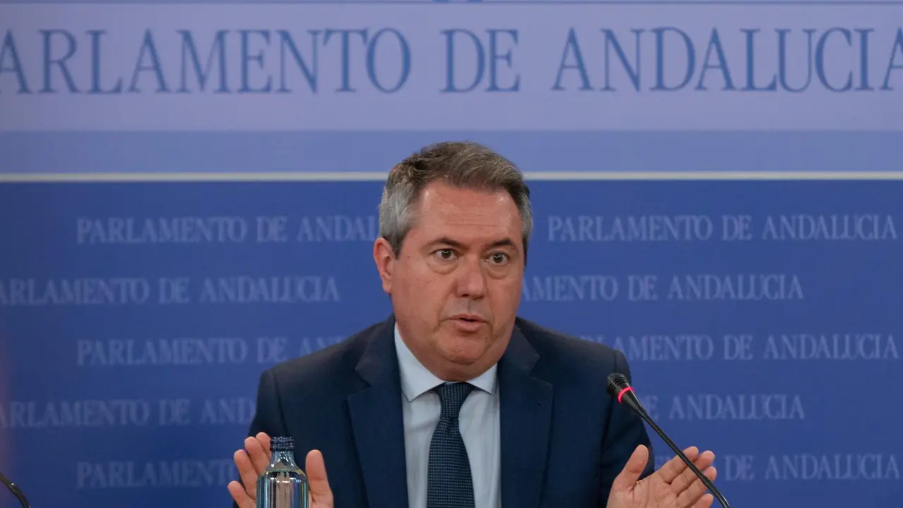El candidato del PSOE-A a la presidencia de la Junta, Juan Espadas, durante la rueda de prensa posterior a la reuni&oacute;n con el presidente de la Junta de Andaluc&iacute;a, Juanma Moreno. A 24 de junio de 2021, en el Parlamento Andaluz, Sevilla (Andaluc&iacute;a, Espa&ntilde;a).