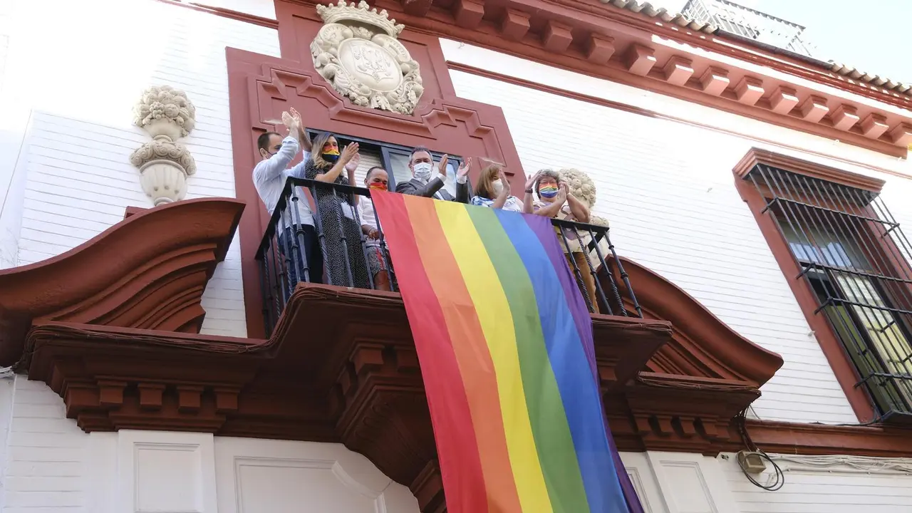 Despliegue de la bandera Lgtbi en la sede regional del PSOE-A, en Sevilla.