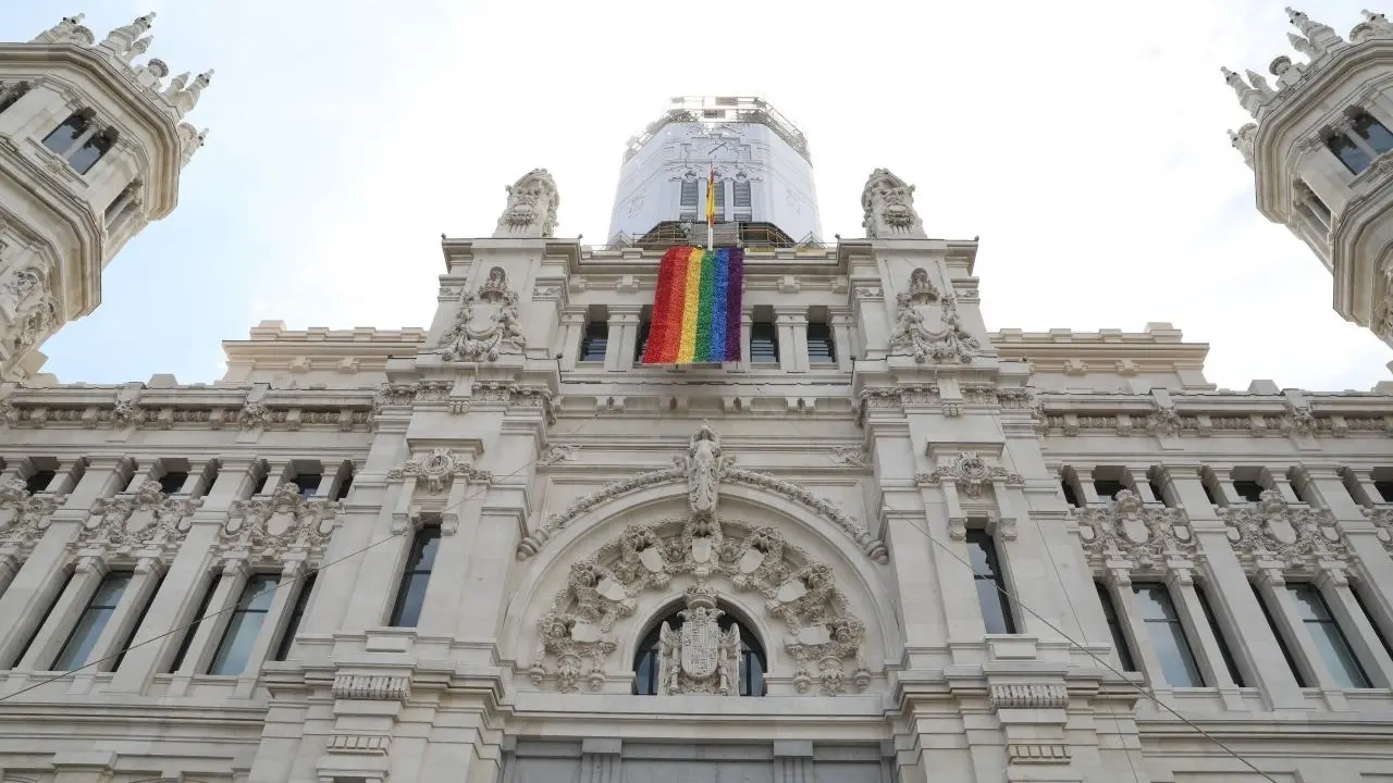 Archivo - Palacio de Cibeles con la bandera arco&iacute;ris