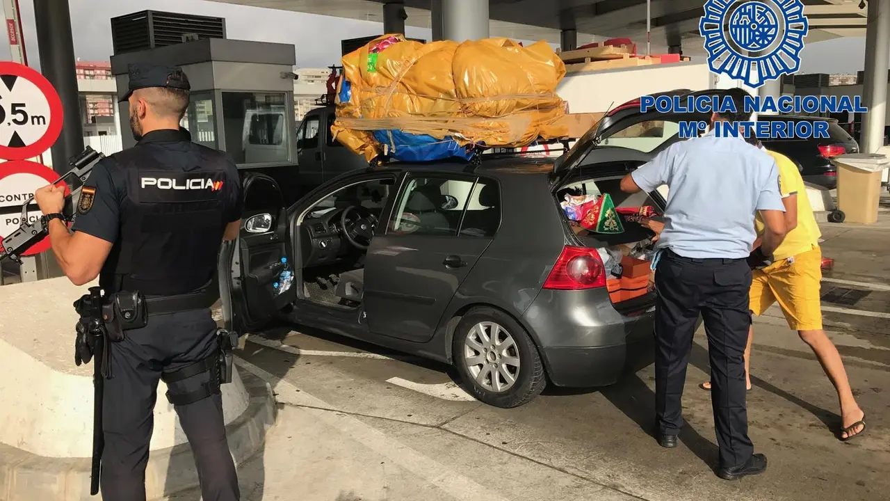 Archivo - Agentes de la Polic&iacute;a Nacional inspeccionan un autom&oacute;vil en busca de posibles infracciones en los controles de entrada y salida de la Uni&oacute;n Europea en una edici&oacute;n anterior de la Operaci&oacute;n MINERVA .