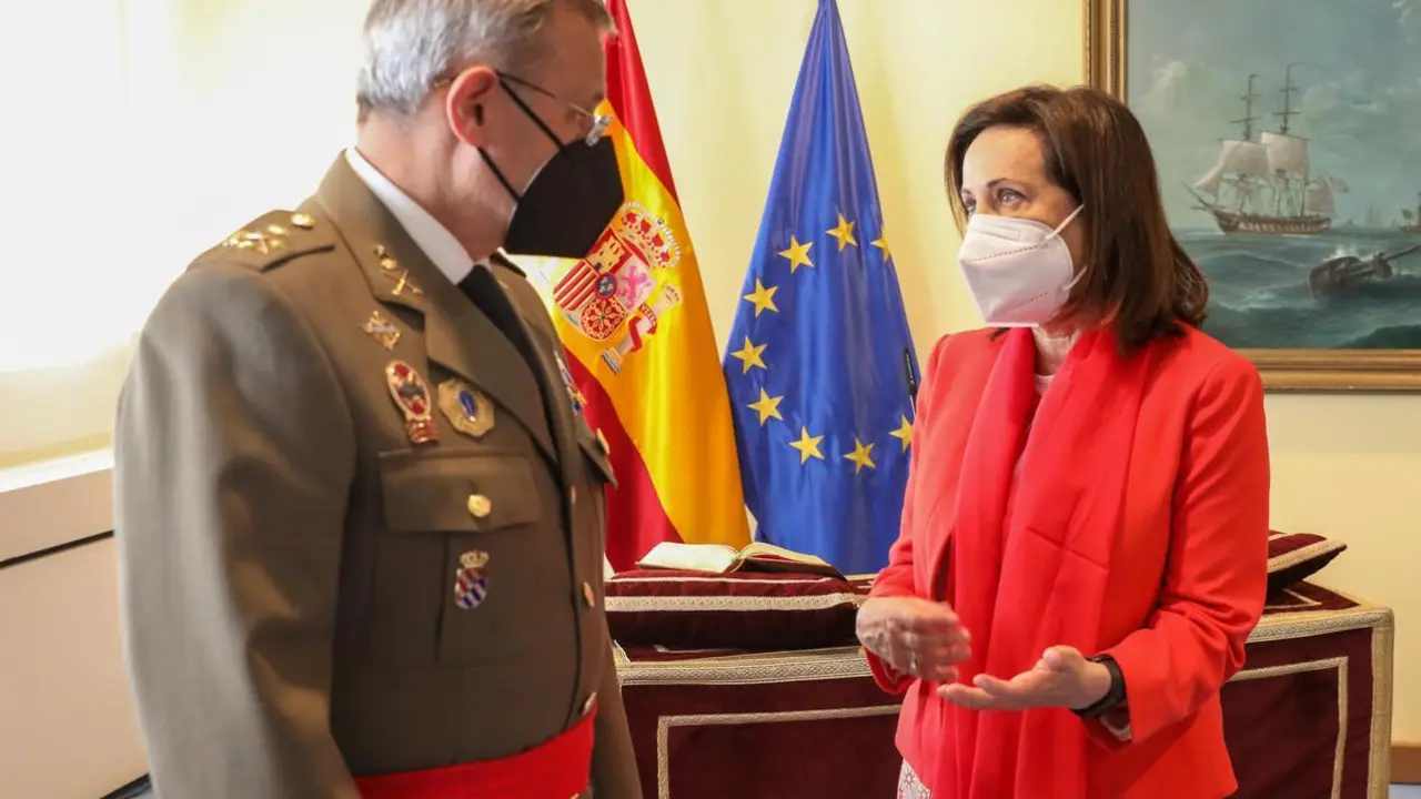 El nuevo director general de Pol&iacute;tica de Defensa, teniente general Fernando Jos&eacute; L&oacute;pez del Pozo y la ministra de Defensa, Margarita Robles
