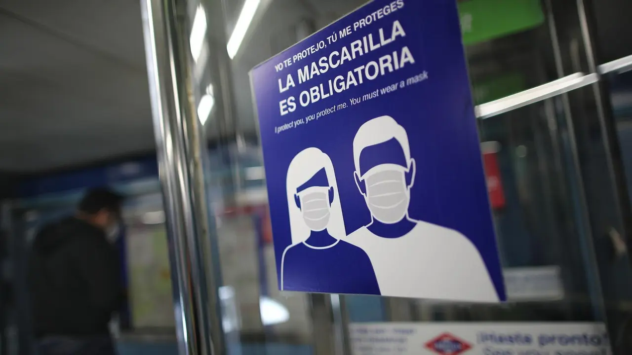 Archivo - Cartel sobre la obligatoriedad de la mascarilla en el metro de Puente de Vallecas, Madrid (Espa&ntilde;a), a 21 de septiembre de 2020. 