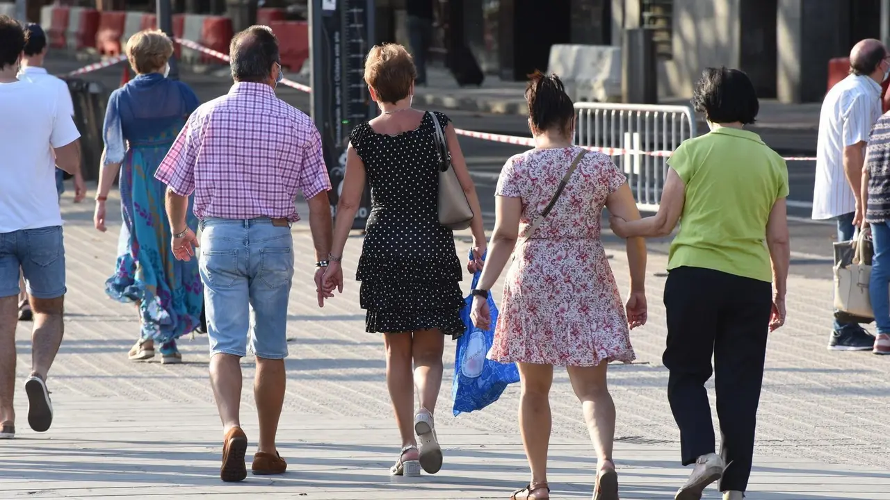 Archivo - Imagen de personas paseando por la ciudad.