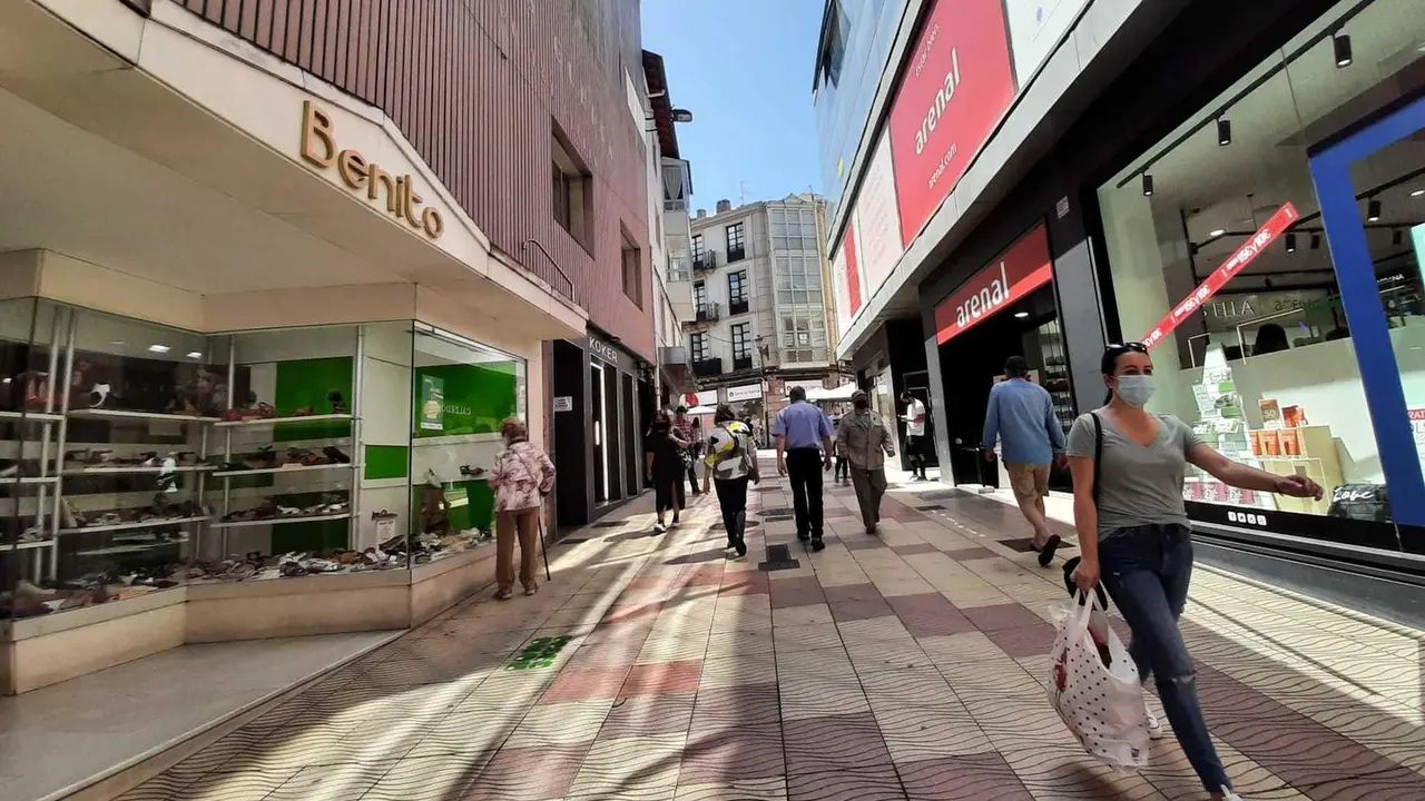 Varias personas por el centro de Torrelavega. / S. D&iacute;az