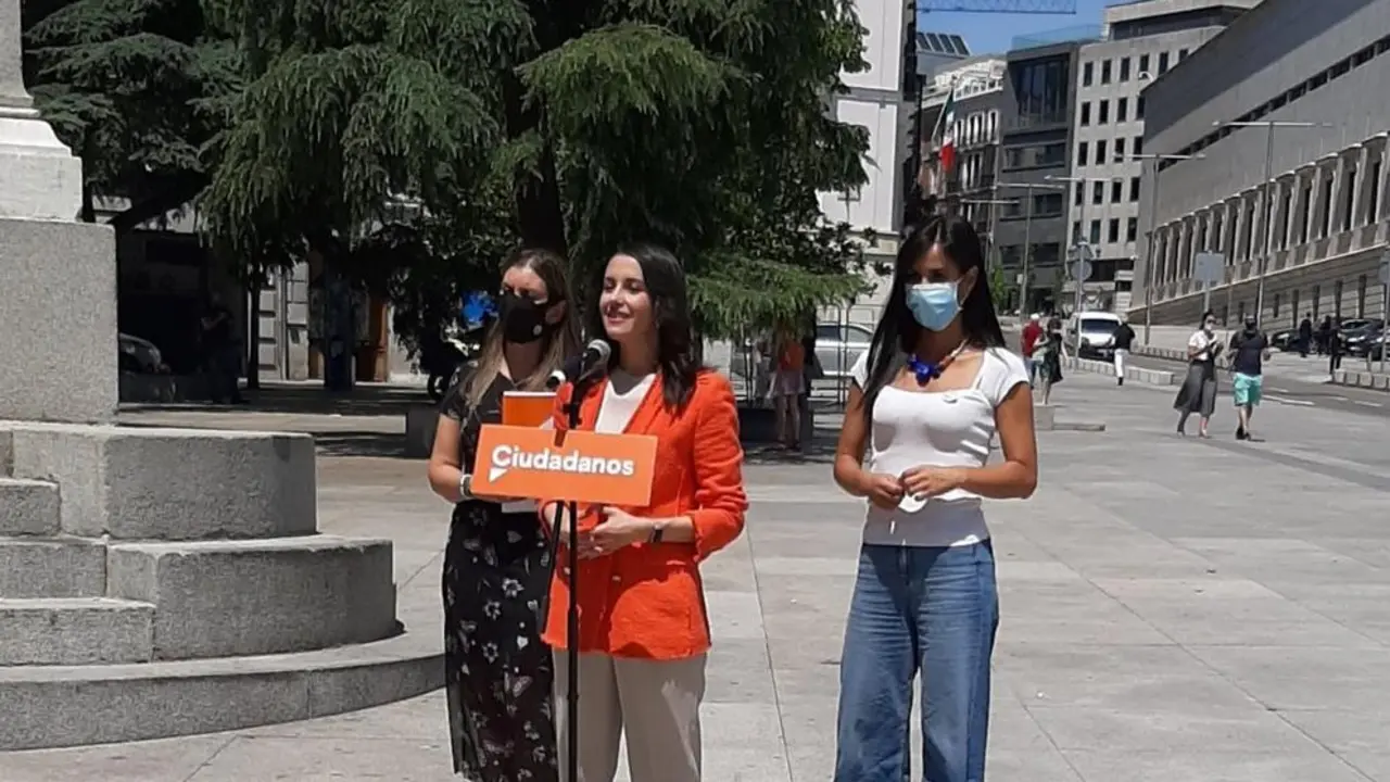 La presidenta de Ciudadanos, In&eacute;s Arrimadas, haciendo declaraciones ante el Congreso