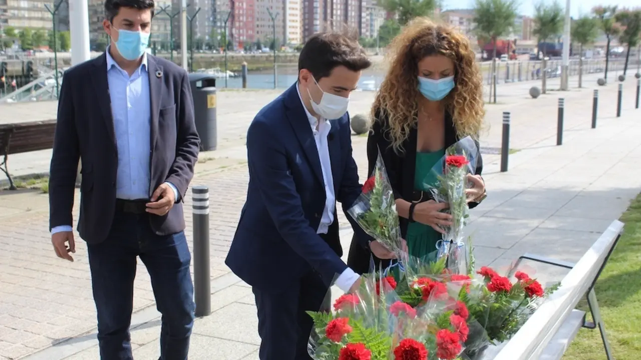 Los miembros del PSEO poniendo flores en el Barrio Pesquero de Santander. / ALERTA