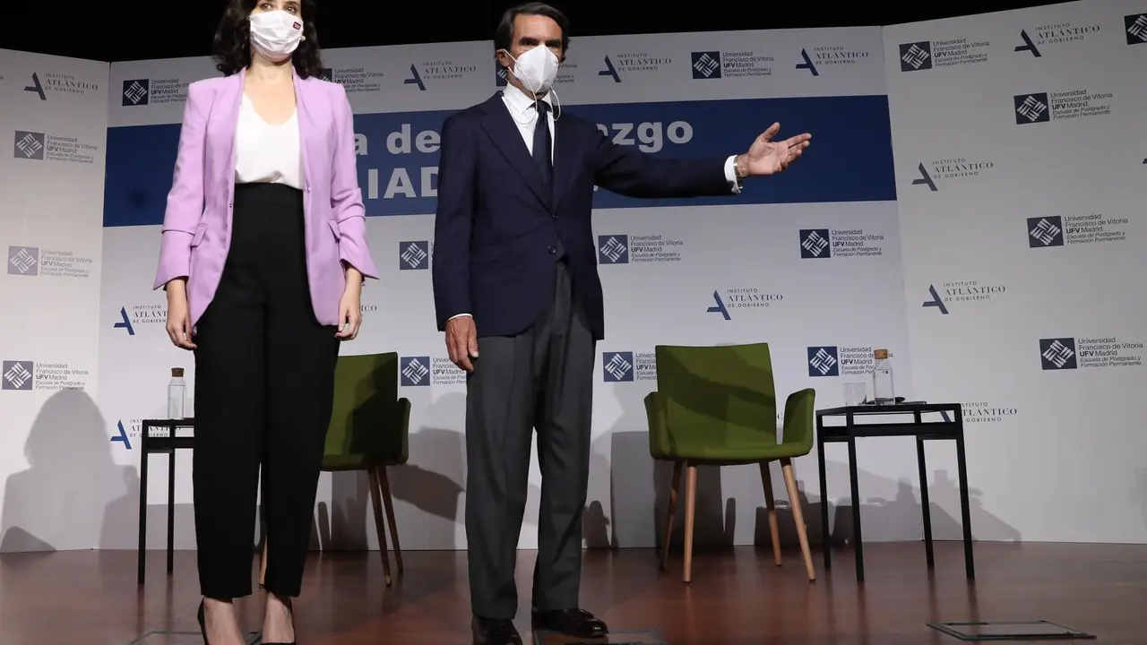 La presidenta de la Comunidad de Madrid, Isabel D&iacute;az Ayuso y el expresidente del Gobierno, Jos&eacute; Mar&iacute;a Aznar, durante la clausura del curso 2020/2021 del M&aacute;ster Universitario en Acci&oacute;n Pol&iacute;tica, Fortalecimiento Institucional y Participaci&oacute;n Ciudadana en el