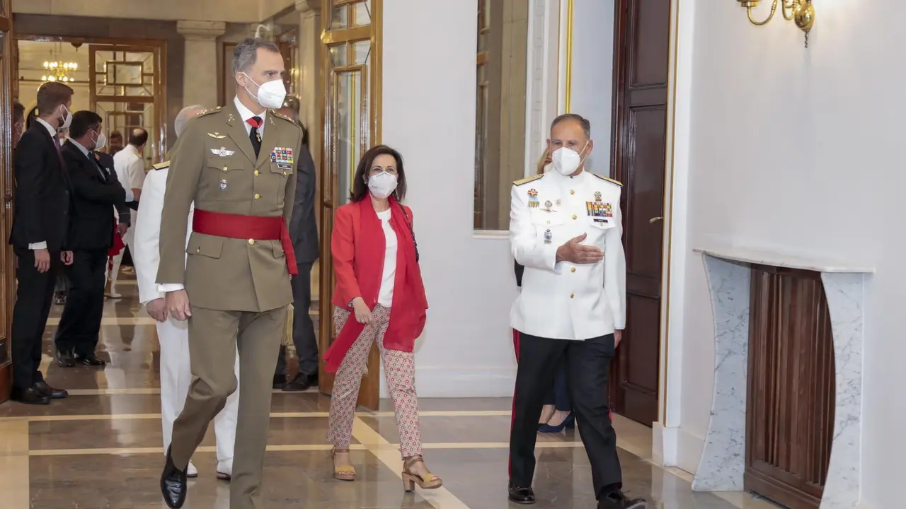 El Rey Felipe VI junto a la ministra de Defensa, Margarita Robles, en la entrega de diplomas del curso de Estado Mayor