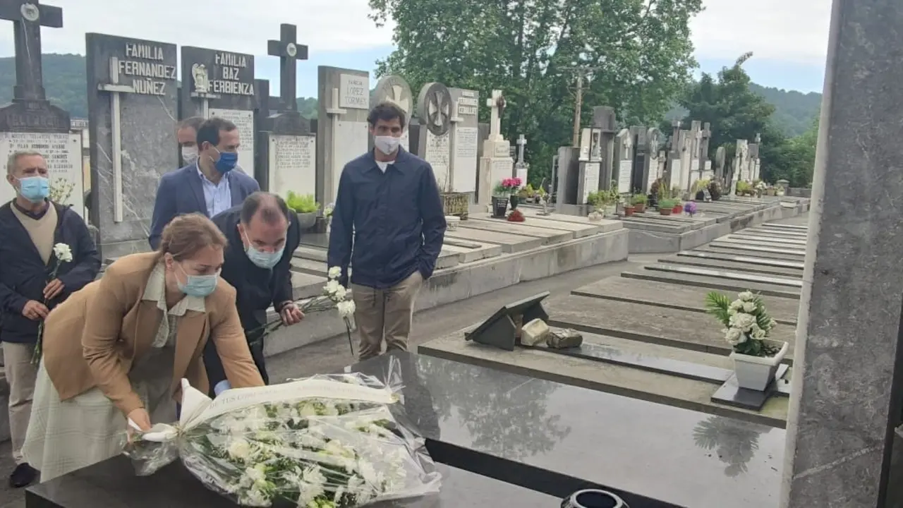 Muriel Larrea y Carlos Iturgaiz depositan flores en la tumba del edil del PP Manuel Zamarre&ntilde;o, asesinado por ETA hace 23 a&ntilde;os