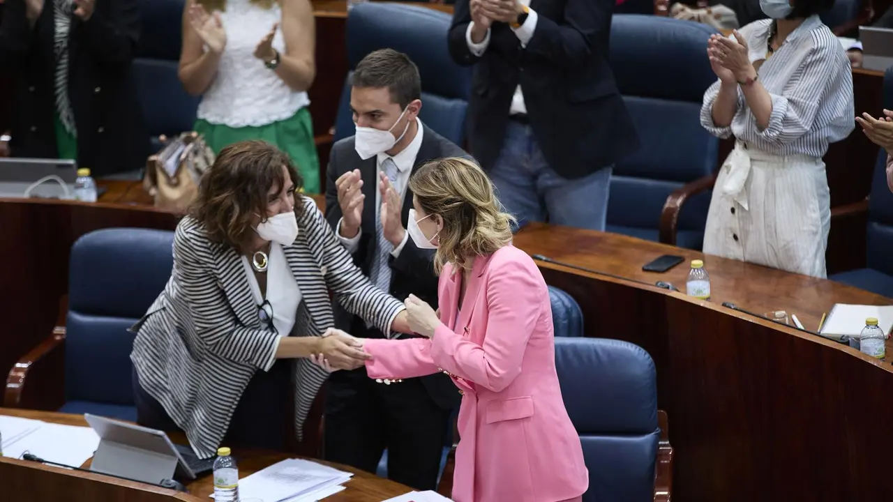 (I-D) La portavoz adjunta del PSOE, Irene Lozano; y el portavoz Adjunto del PSOE en la Asamblea de Madrid, Juan Lobato, aplauden y dan la mano a la portavoz del PSOE en la Asamblea de Madrid, Hana Jalloul, tras su intervenci&oacute;n en la segunda sesi&oacute;n del ple