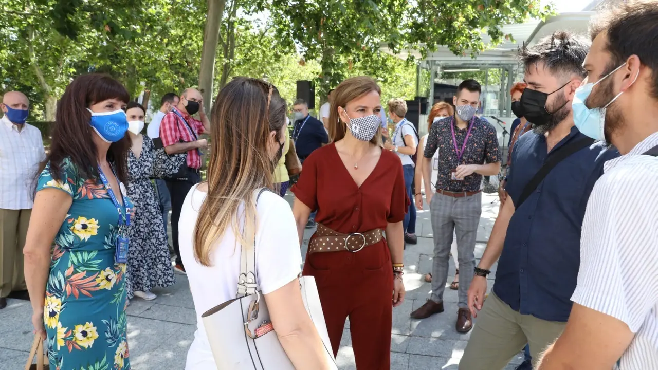 La concejala delegada de Turismo, Almudena Ma&iacute;llo, acompa&ntilde;ada por la presidenta de la Asociaci&oacute;n Profesional de Gu&iacute;as de Turismo (APIT), Rosa Lisandra