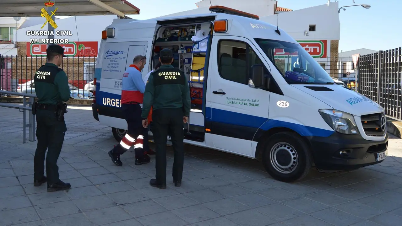 Archivo - Agentes de la Guardia Civil junto a una ambulancia en una imagen de archivo.