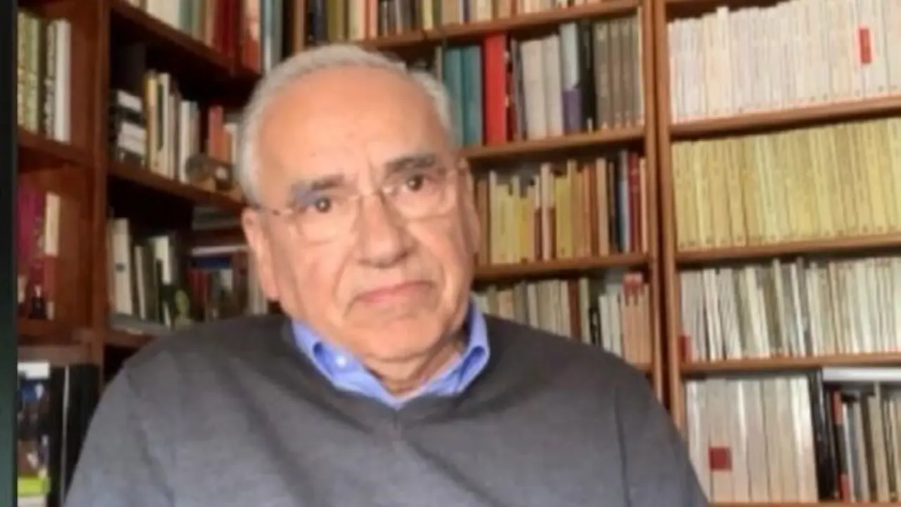 Archivo - El exvicepresidente del Gobierno y el diputado nacional del PSOE por Sevilla, Alfonso Guerra.