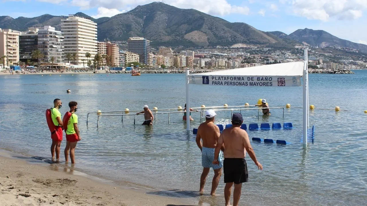 Playa de Fuengirola donde se ha instalado de nuevo la plataforma de ba&ntilde;o para personas mayores