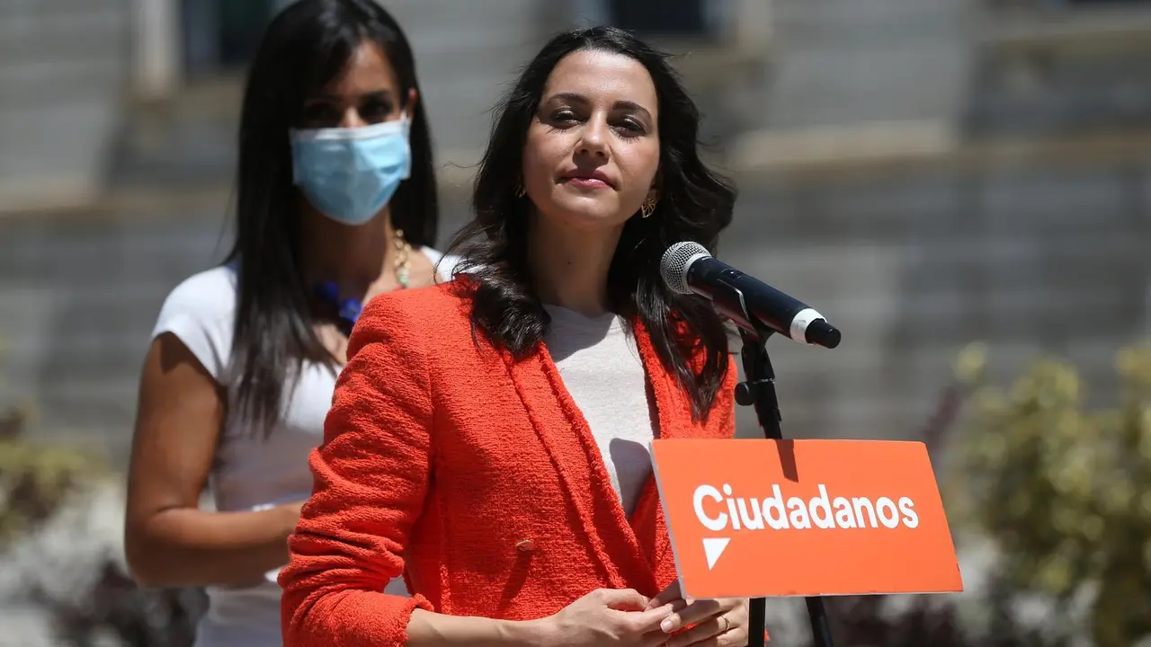 La presidenta de Ciudadanos, In&eacute;s Arrimadas, ofrece declaraciones a los medios de comunicaci&oacute;n junto al Congreso de los Diputados.