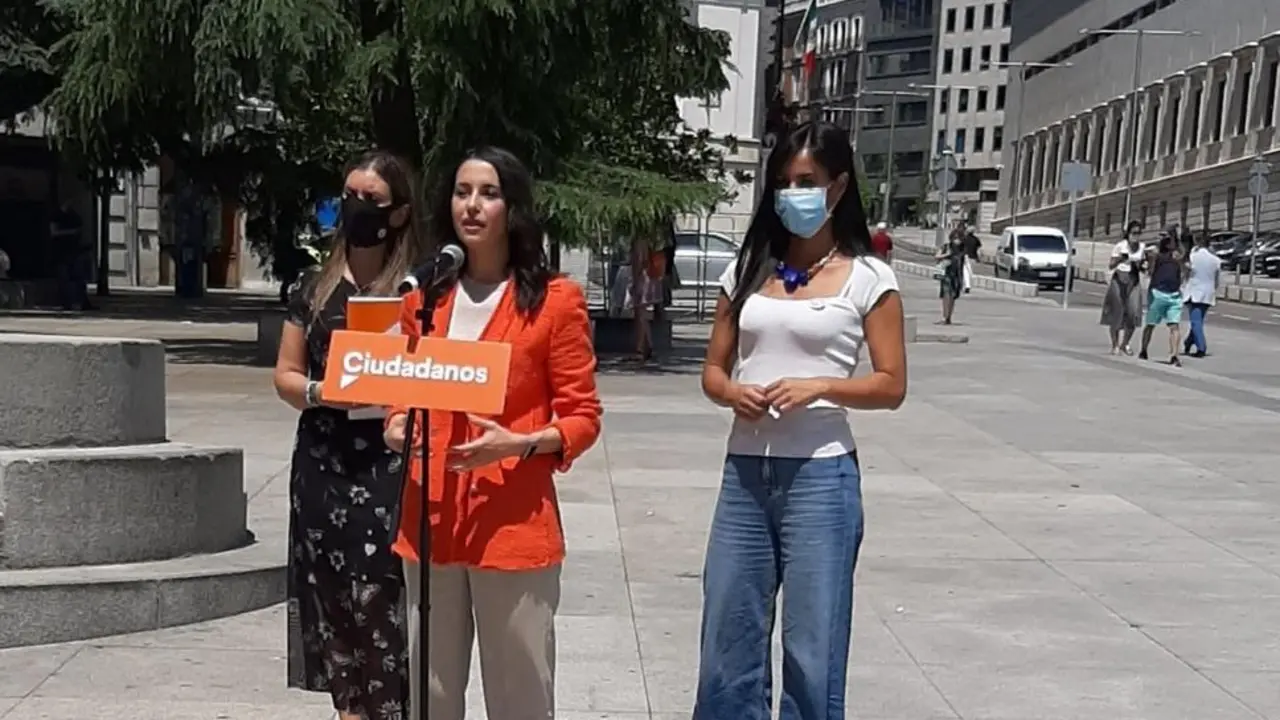 In&eacute;s Arrimadas, Bego&ntilde;a Villac&iacute;s y Sara Gim&eacute;nez, de Ciudadanos, haciendo declaraciones en el Congreso