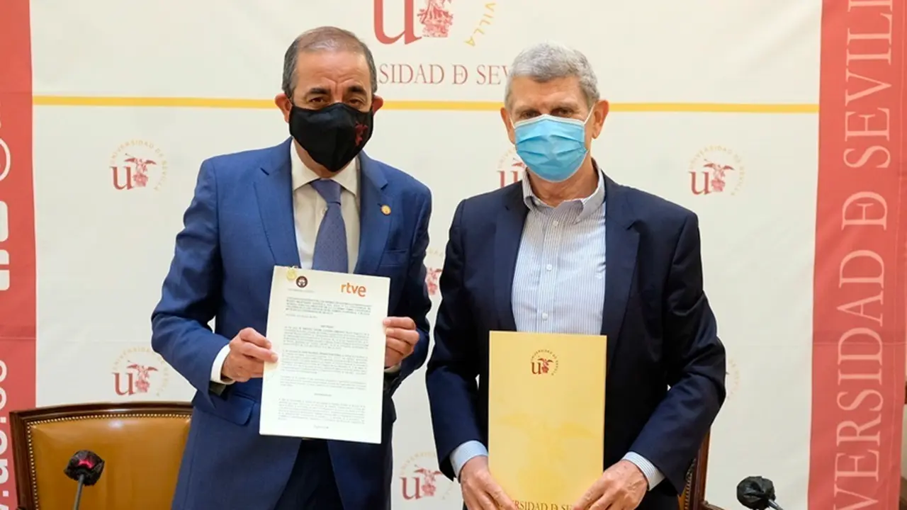 El rector de la Universidad de Sevilla, Miguel &Aacute;ngel Castro, y el presidente de la Corporaci&oacute;n RTVE, Jos&eacute; Manuel P&eacute;rez Tornero