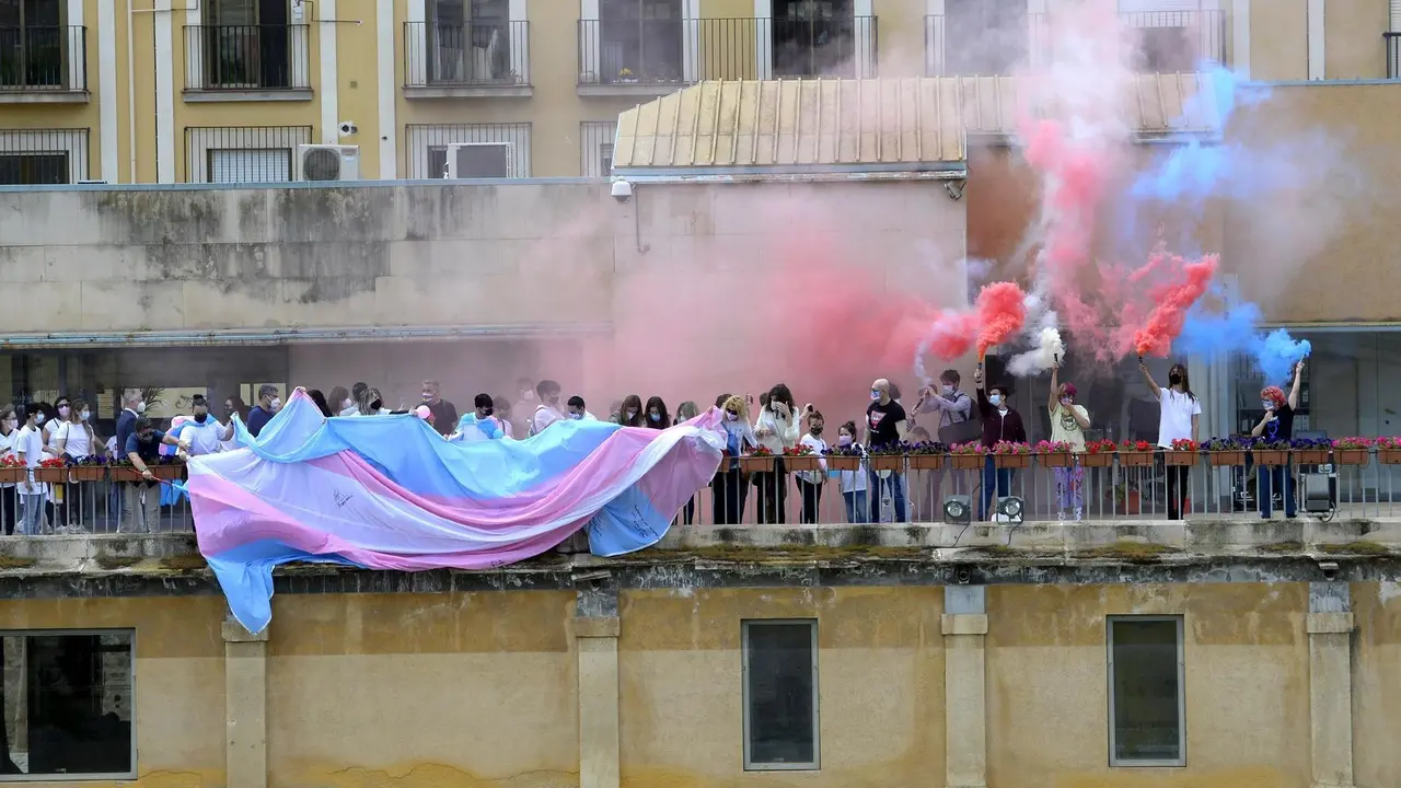 Archivo - Acto de colocaci&oacute;n de la bandera trans en Los Molinos del R&iacute;o, en Murcia