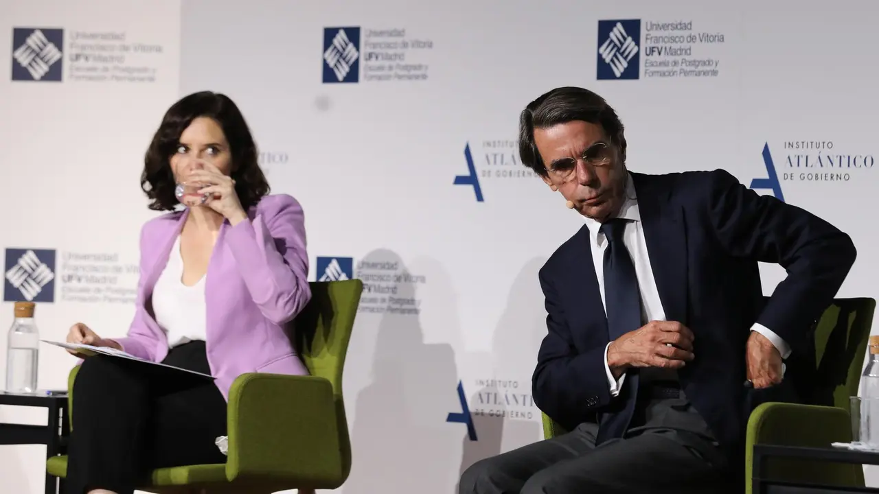 La presidenta de la Comunidad de Madrid, Isabel D&iacute;az Ayuso y el expresidente del Gobierno, Jos&eacute; Mar&iacute;a Aznar, durante la clausura del curso 2020/2021 del Aula de Liderazgo del IAG-UFV. En Madrid, a 25 de junio de 2021, en Madrid (Espa&ntilde;a).