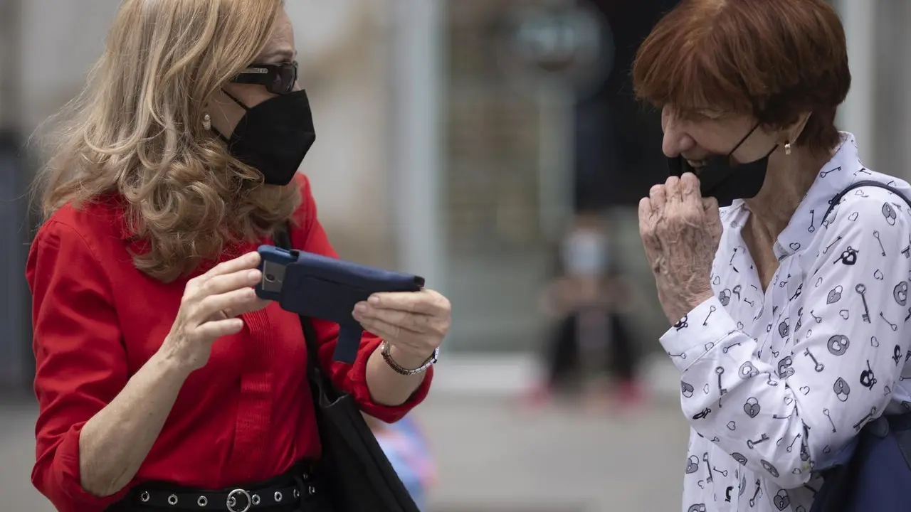 Imagen de archivo de dos mujeres en la calle con mascarilla.