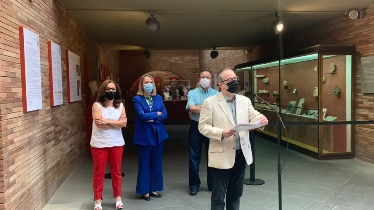 El director del Festival de M&eacute;rida, Jes&uacute;s Cimarro, junto a otras autoridades en la inauguraci&oacute;n de la exposici&oacute;n &lsquo;Imperium. Im&aacute;genes del poder en Roma&rsquo;