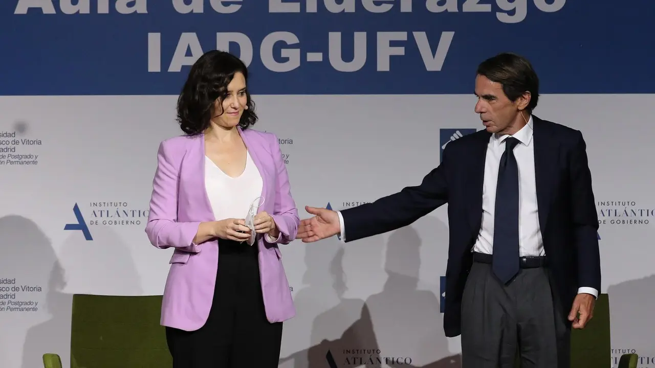 La presidenta de la Comunidad de Madrid, Isabel D&iacute;az Ayuso y el expresidente Jos&eacute; Mar&iacute;a Aznar durante la clausura del curso del 'Aula de Liderazgo' del Instituto Altl&aacute;ntico de Gobierno y la Universidad Francisco de Victoria. Madrid, 25 de junio de 2021.
