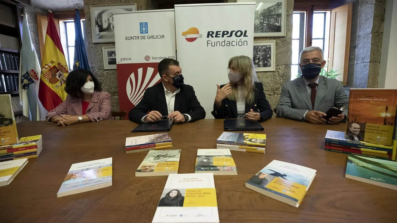 Firma del convenio por el conselleiro de Cultura, Educaci&oacute;n e Universidade, Rom&aacute;n Rodr&iacute;guez, y la directora de Relaciones Externas de la Fundaci&oacute;n Repsol, Pilar N&uacute;&ntilde;ez, este viernes en la sede de la Secretar&iacute;a Xeral de Pol&iacute;tica Ling&uuml;&iacute;stica