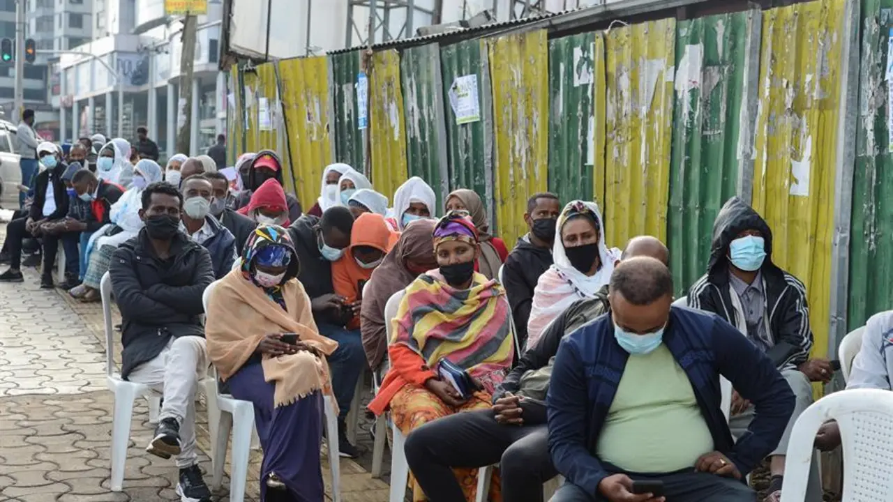 Et&iacute;opes esperan en fila para emitir su voto en las elecciones presidenciales en un colegio electoral en Addis Abeba, Etiop&iacute;a, el 21 de junio de 2021. / EFE