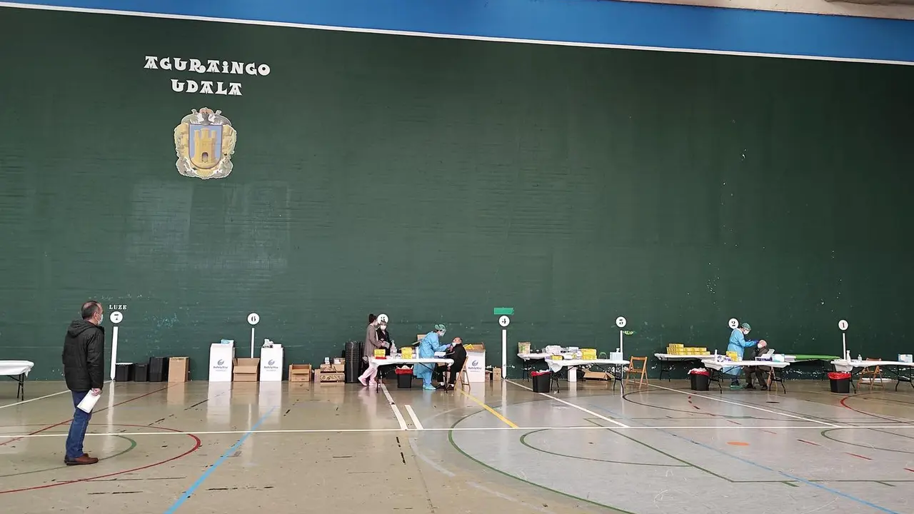 Archivo - Realizan test PCR en un front&oacute;n