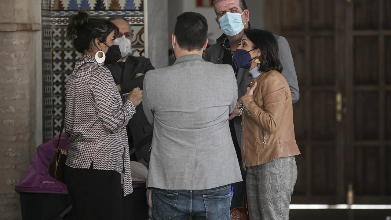 Archivo - Los diputados no adscritos, Teresa Rodr&iacute;guez (i) y Nacho Molina (2d), conversa con la presidenta del Parlamento de Andaluc&iacute;a, Marta Bosquet (d), en una foto de archivo.