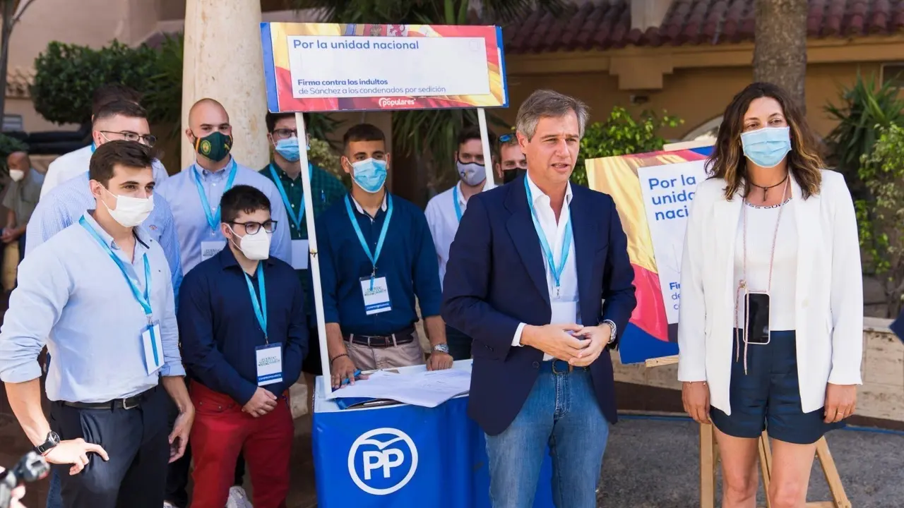 Gonz&aacute;lez Terol junto a Loles L&oacute;pez (PP-A) firma contra los indultos antes del Congreso Provincial del PP de Almer&iacute;a