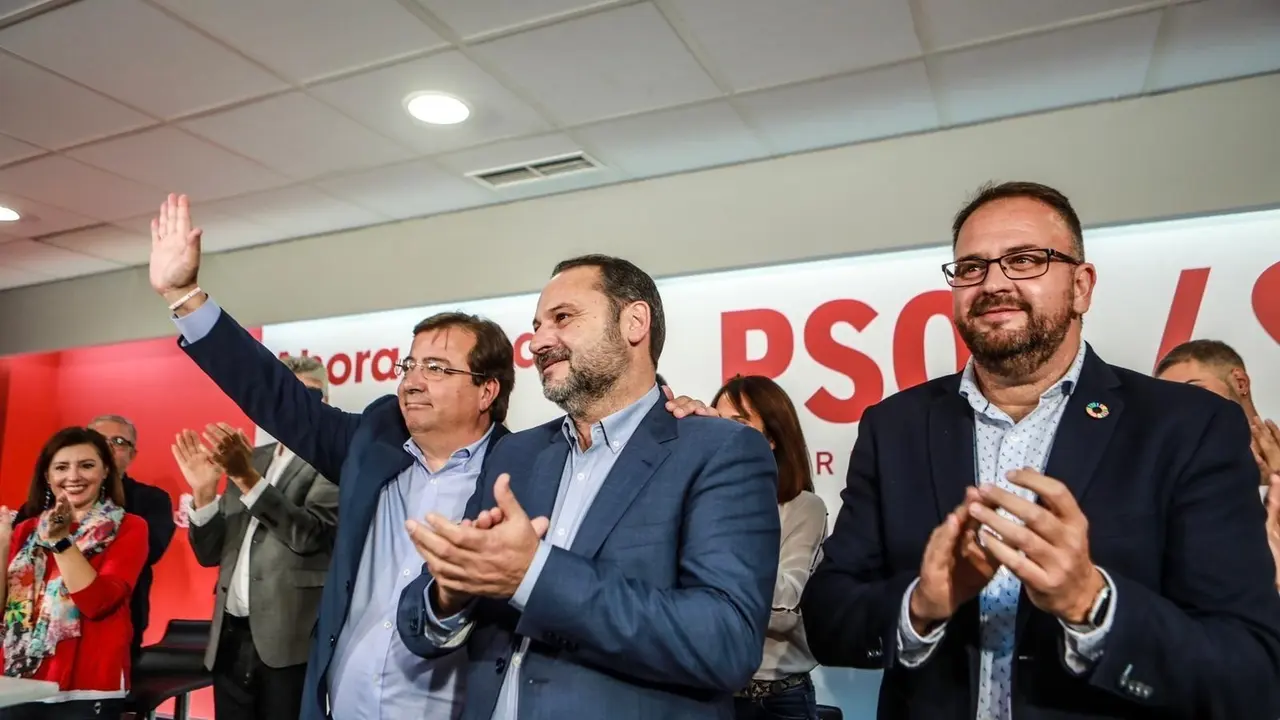 Archivo - Jos&eacute; Luis &Aacute;balos y Fern&aacute;ndez Vara en un acto del partido, en una imagen de archivo.