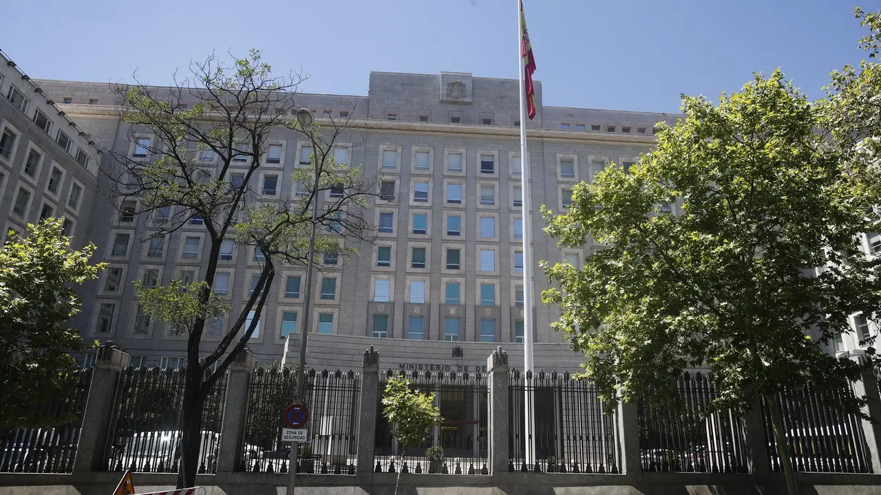 Archivo - Alrededores y fachada del Ministerio de Defensa de Madrid.