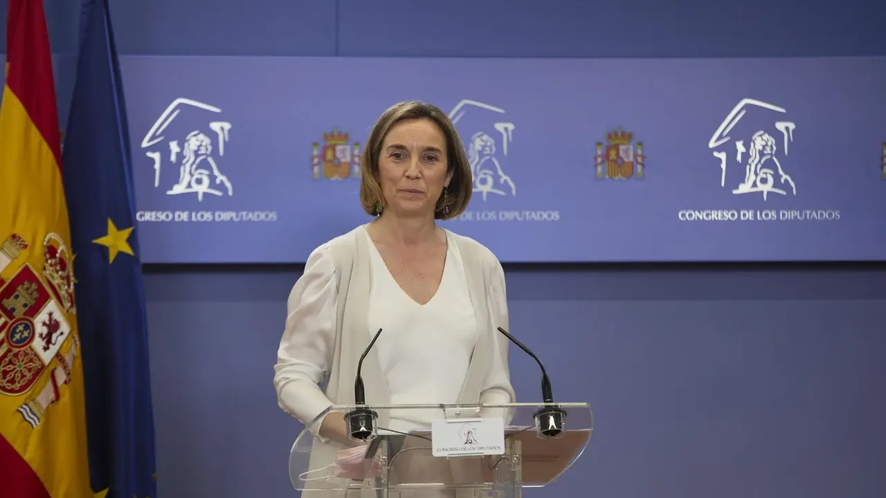 La portavoz del Grupo Parlamentario Popular en el Congreso, Cuca Gamarra, interviene en una rueda de prensa.