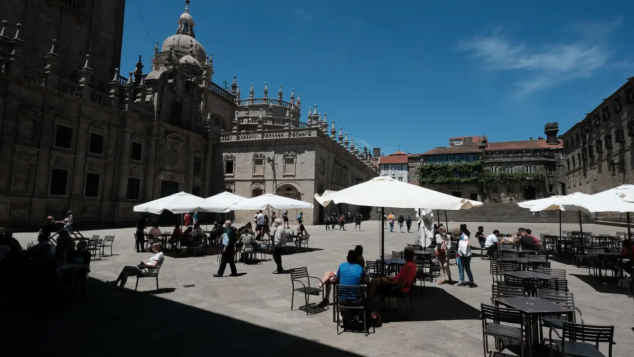Varias personas en la terraza de un bar en la Plaza de la Quintana, a 6 de junio de 2021, en Santiago de Compostela, A Coru&ntilde;a, Galicia, (Espa&ntilde;a).