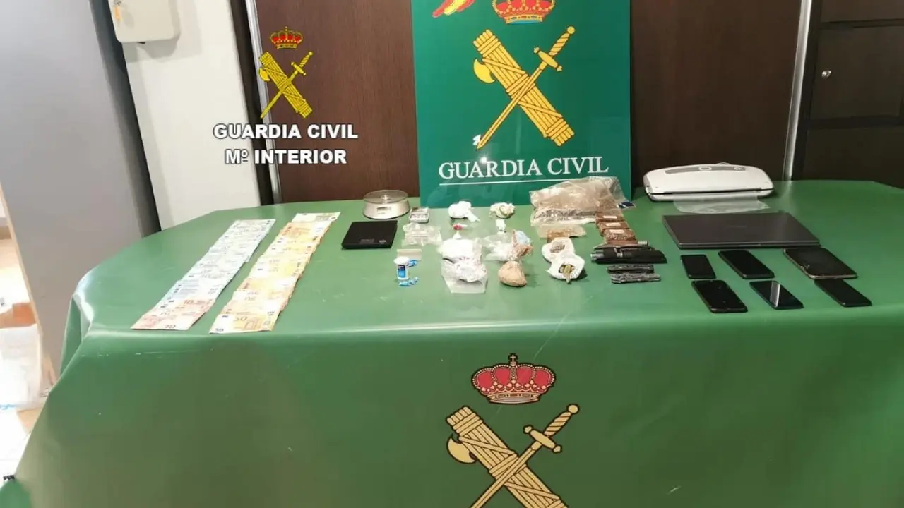 Objetos incautados en la operaci&oacute;n 'Mansa' contra un grupo dedicado al tr&aacute;fico de estupefacientes.