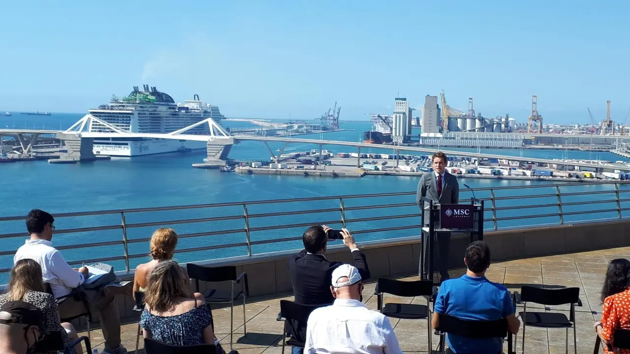 El director de MSC Cruceros en Espa&ntilde;a, Fernando Pacheco, frente al primer crucero que llega a Barcelona desde el inicio de la pandemia