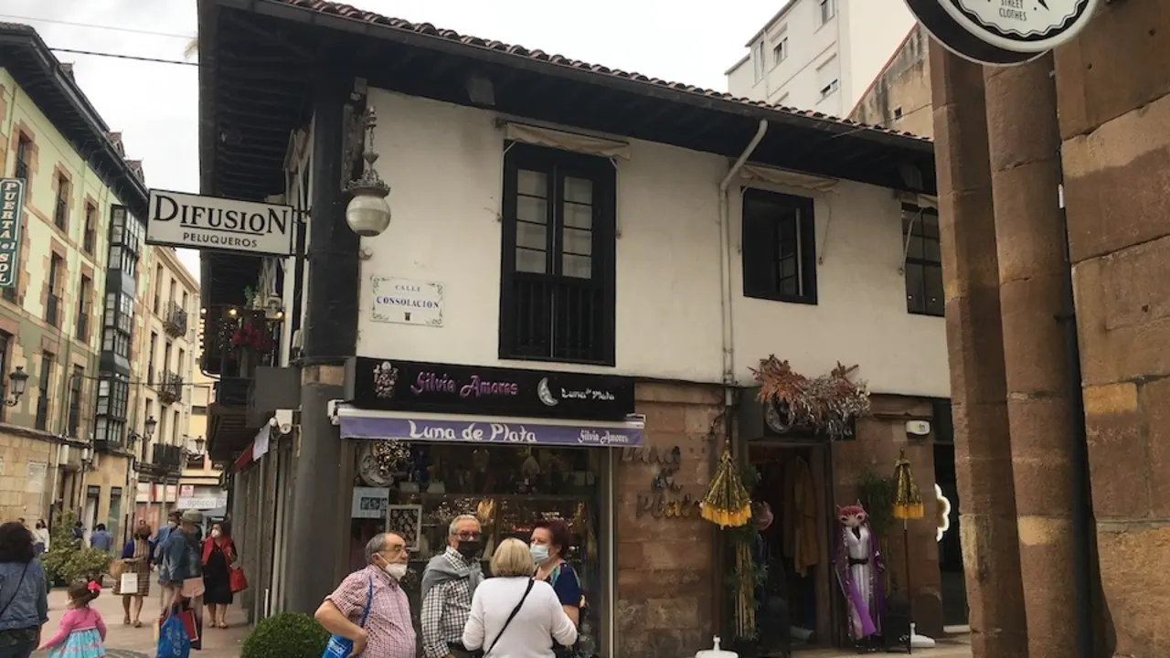 Varias personas con mascarilla por el centro de Torrelavega en el d&iacute;a de hoy. / S. D&iacute;az