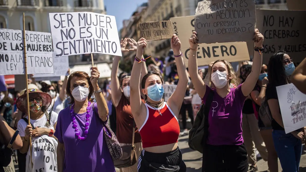 Varias mujeres con carteles, durante una manifestaci&oacute;n contra la Ley Trans del Igualdad, a 26 de junio de 2021, en Madrid (Espa&ntilde;a). La manifestaci&oacute;n convocada por Confluencia Movimiento Feminista, agrupa a medio centenar de organizaciones de toda Espa&ntilde;a p