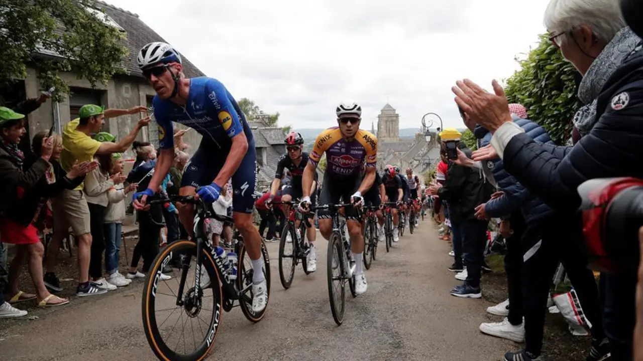 Los ciclistas son recibidos por los habitantes de Loncornan durante la 1&ordf; etapa del Tour de Francia 2021 sobre 197,8 km de Brest a Landerneau, Francia, 26 de junio de 2021. (Ciclismo, Francia) EFE/EPA/GUILLAUME HORCAJUELO