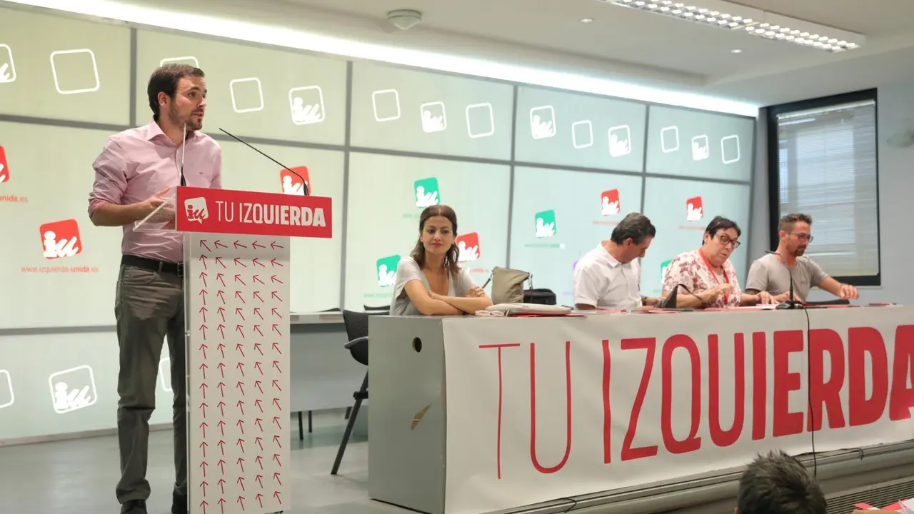 Archivo - El coordinador general de Izquierda Unida, Alberto Garz&oacute;n interviene en  la celebraci&oacute;n de la Asamblea Pol&iacute;tico y Social de IU para ratificar si concurre o no en coalici&oacute;n con Podemos a las elecciones del 10-N, en Madrid (Espa&ntilde;a), a 26 de septie