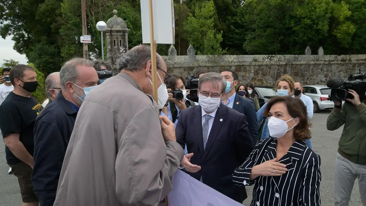 El secretario de Estado de Memoria Democr&aacute;tica, Fernando Mart&iacute;nez y la vicepresidenta primera y ministra de la Presidencia, Relaciones con las Cortes y Memoria Democr&aacute;tica, Carmen Calvo, habla con un manifestante, antes de presidir el acto de apertura ins