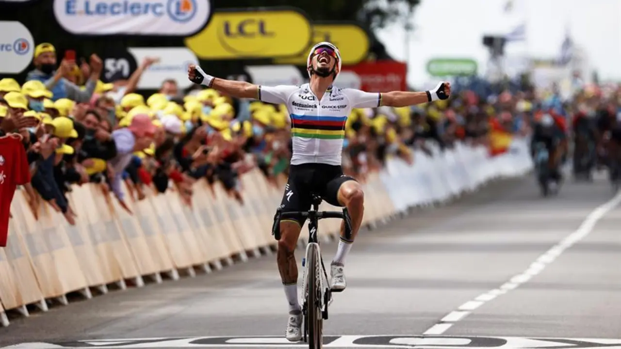 El ciclista franc&eacute;s Julian Alaphilippe, del equipo Deceuninck Quick-Step, gana la 1&ordf; etapa del Tour de Francia 2021 sobre 197,8 km de Brest a Landerneau, Francia, 26 de junio de 2021. (Ciclismo, Francia) EFE/EPA/Chris Graythen / POOL