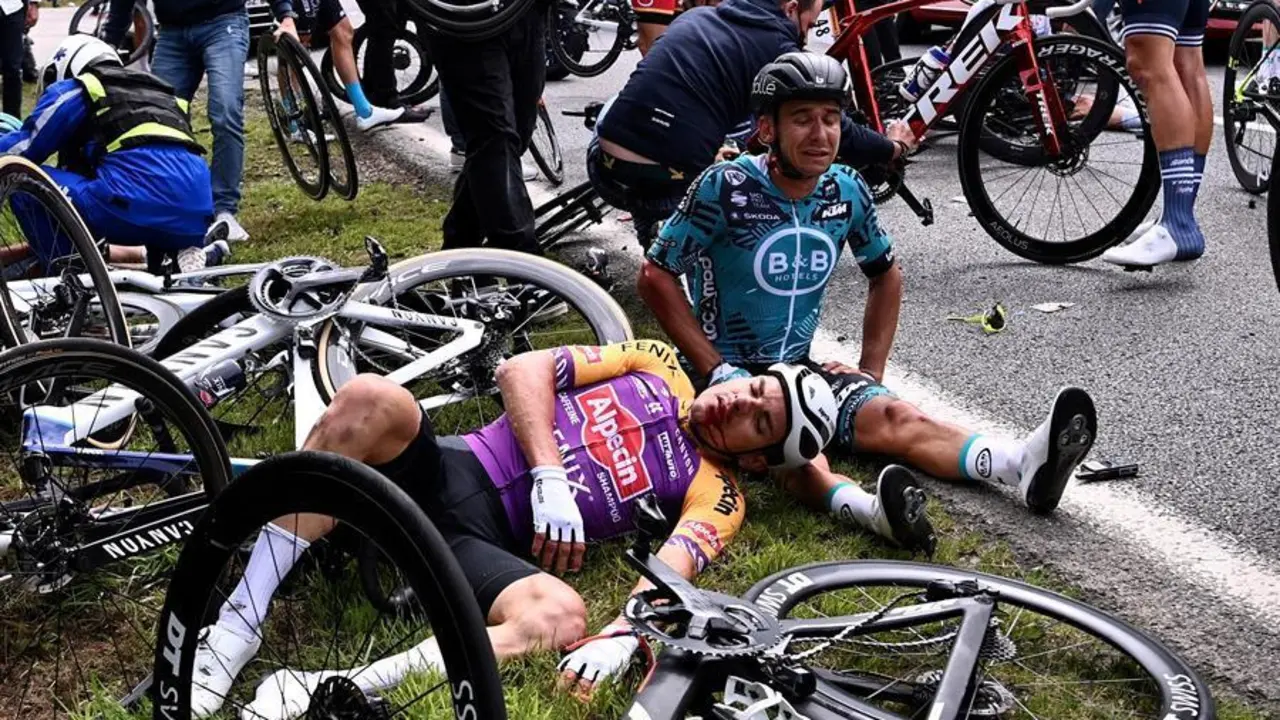 Ciclistas reaccionan tras un accidente masivo durante la 1&ordf; etapa del Tour de Francia 2021 sobre 197,8 km de Brest a Landerneau, Francia, 26 de junio de 2021. (Ciclismo, Francia) EFE/EPA/Anne-Christine Poujoulat / POOL