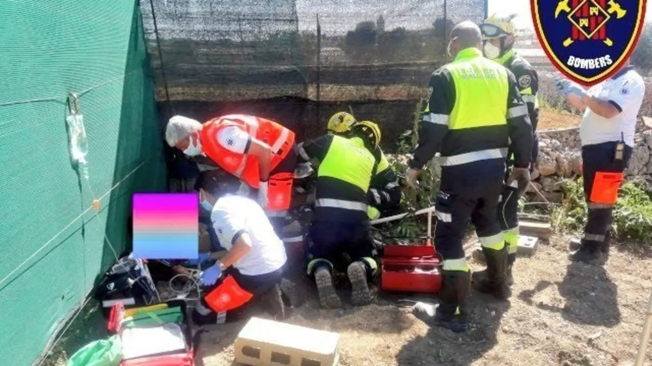 Bomberos de Mallorca rescatan a un menor al que se le ha quedado una pierna atrapada por un monocultor en Sineu (Mallorca).