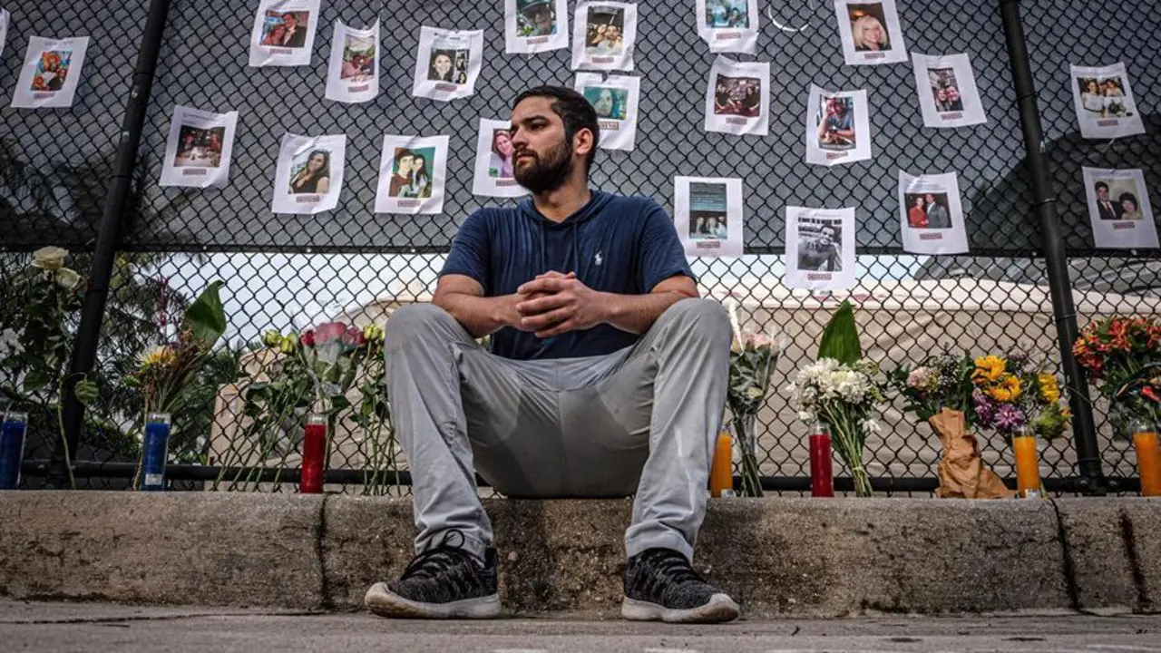 Leo Soto descansa durante una peque&ntilde;a vigilia en memoria de los desaparecidos en el derrumbe del edificio de condominios de 12 pisos en Surfside, Florida (EEUU). La b&uacute;squeda de supervivientes del desplome parcial de un edificio residencial frente a la playa en Miami-Dade continuaba este viernes, mientras las cifras de muertos y desaparecidos aumentaban a 4 y 159, respectivamente, en medio de la desesperaci&oacute;n de cientos de personas por saber de los suyos. EFE/ Giorgio Viera