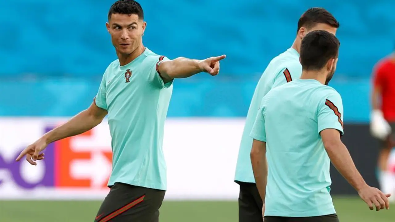 El delantero Cristiano Ronaldo (i), durante el entrenamiento de Portugal esta tarde en el estadio de la Cartuja de Sevilla, donde ma&ntilde;ana se enfrentan a B&eacute;lgica en partidos de octavos de final de la Eurocopa 2020. EFE/Julio Mu&ntilde;oz